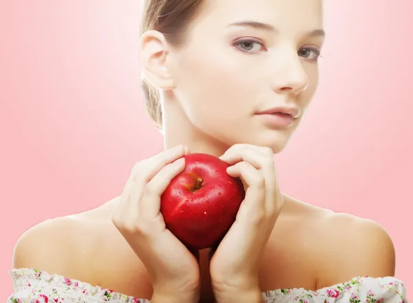 사과를 든 매력적 인 젊은 여자 — 스톡 사진
