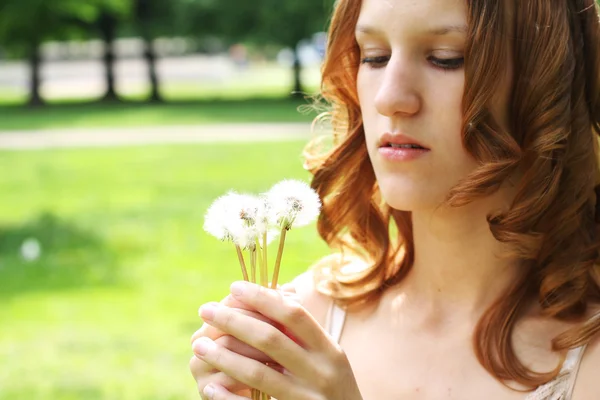 Femme dans le parc d'été — Photo