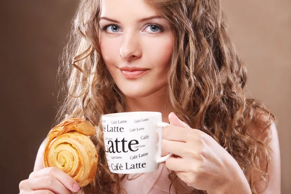 Femme avec café et biscuits — Photo