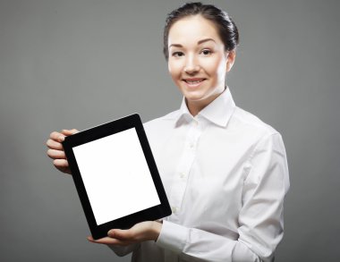 İş kadını elinde tablet bilgisayar tutuyor.