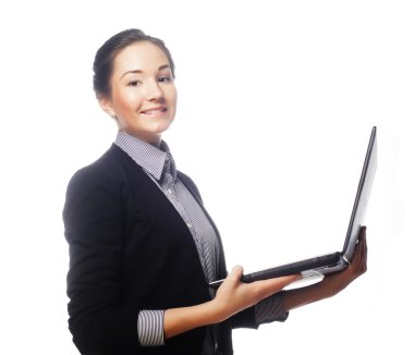 bir laptop tutan genç iş kadını