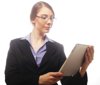 Tablet üzerinde çalışan genç iş kadını