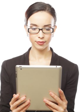 tablet bilgisayar kullanarak iş kadını