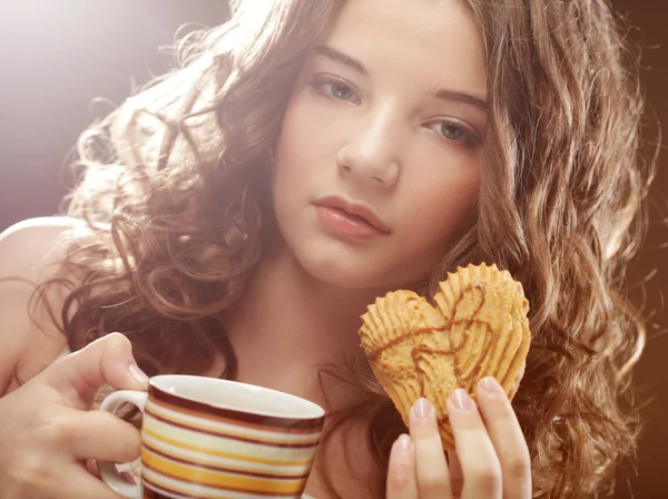 Femme avec café et biscuits — Photo