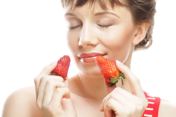 Mulher com morango no fundo branco — Fotografia de Stock