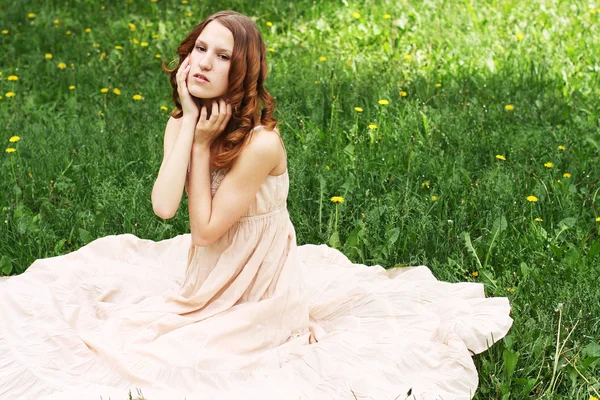 Femme dans le parc d'été — Photo