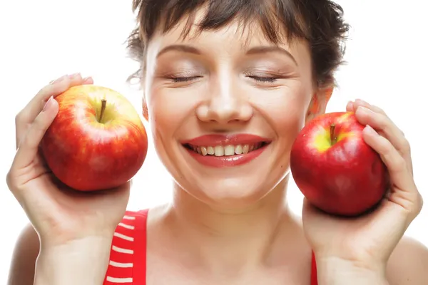 Mujer sosteniendo dos manzanas rojas — Foto de Stock