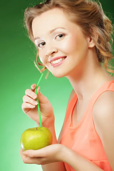 Kvinna med grönt äpple — Stockfoto