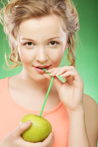 Frau mit grünem Apfel — Stockfoto