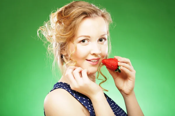 Prachtige blond houden een aardbei — Stockfoto