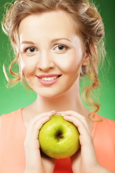 Yeşil elmalı kadın. — Stok fotoğraf