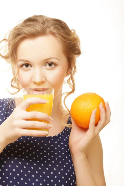 Donna con arancia e succo di frutta sul bianco — Foto Stock