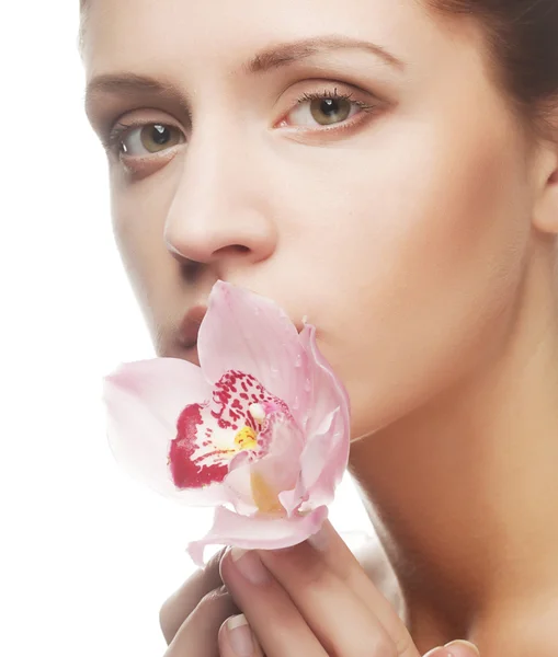 Schöne Frau mit rosa Blume — Stockfoto