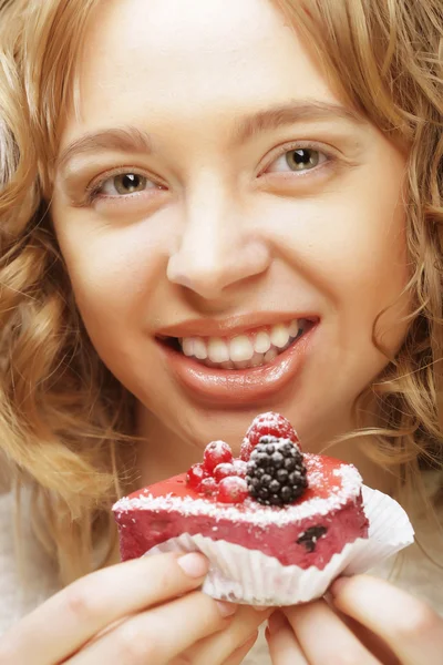 Elinde pastayla gülümseyen güzel genç kadın. — Stok fotoğraf