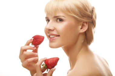 Beyaz arka planda çilekli kadın.
