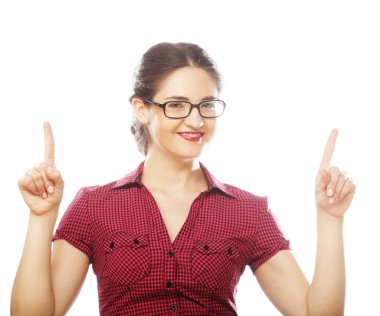 yukarı dönük gözlük takan kadın