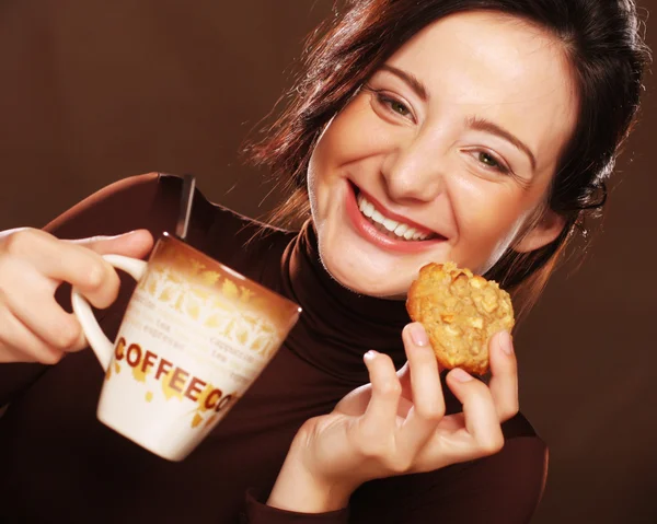 Vrouw met koffie en koekjes — Stockfoto