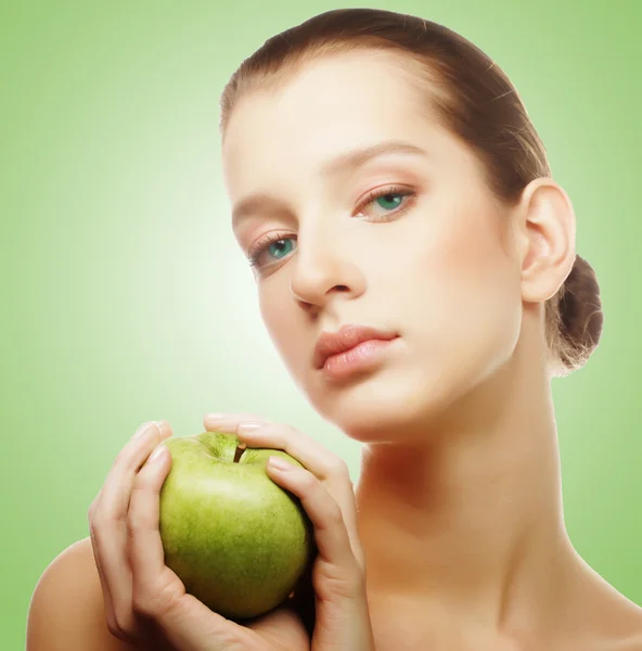 Cabeza de mujer sosteniendo manzana — Foto de Stock