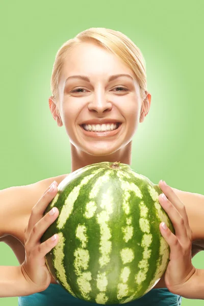 Kvinna med vattenmelon — Stockfoto