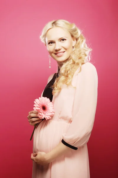 Szczęśliwa kobieta w ciąży z gerber — Zdjęcie stockowe