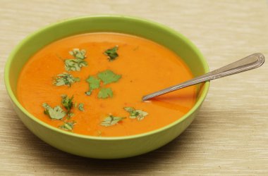 yeşil bir kase kabak çorbası