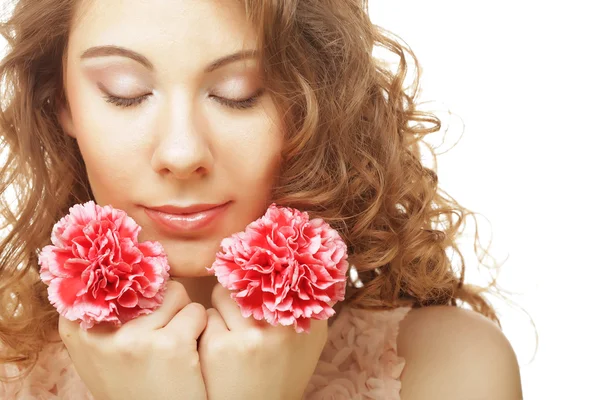 Blond meisje met roze bloem op witte achtergrond — Stockfoto