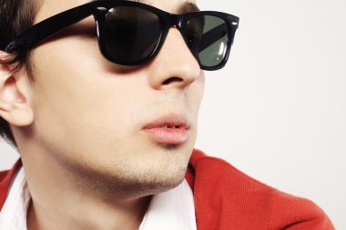 Genç modeli Güneş gözlüğü takıyor