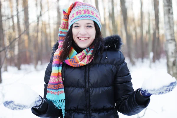 Frau im Winterpark pustet spielerisch Schnee — Stockfoto