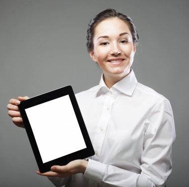 İş kadını elinde tablet bilgisayar tutuyor.