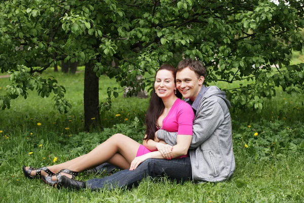 Retrato de belo casal jovem — Fotografia de Stock