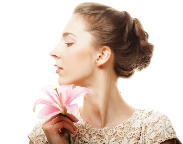 Blondýnka dívka s růžovou květinou na bílém pozadí — Stock fotografie