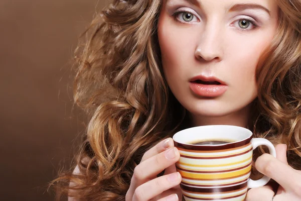 Young pretty woman drinking coffee — Stock Photo, Image