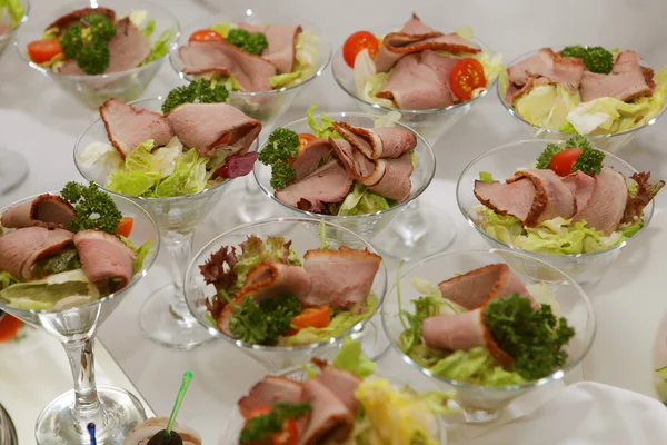 Tavolo da pranzo pieno di cibi appetitosi — Foto Stock