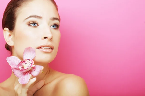 Mujer feliz con flor de orquídea —  Fotos de Stock