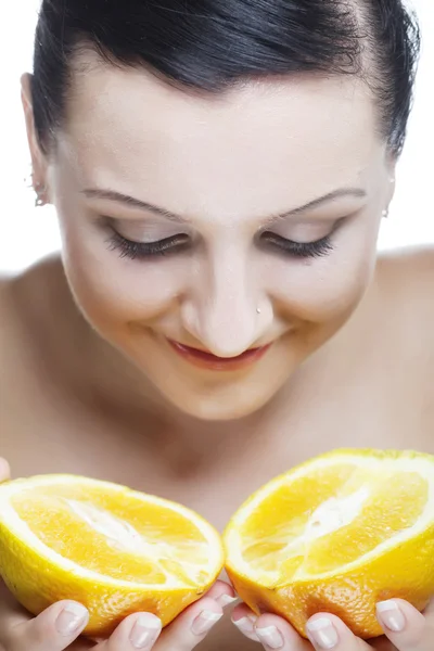 Kobieta z pomarańczy w jej ręce — Zdjęcie stockowe