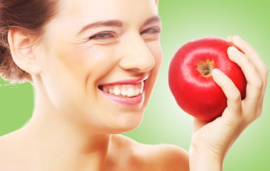 Kırmızı elma ile esmer kadın