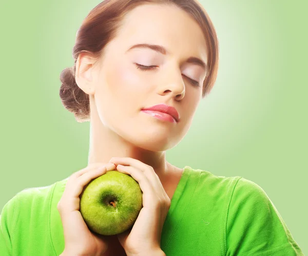 Jeune femme souriante heureuse avec pomme — Photo