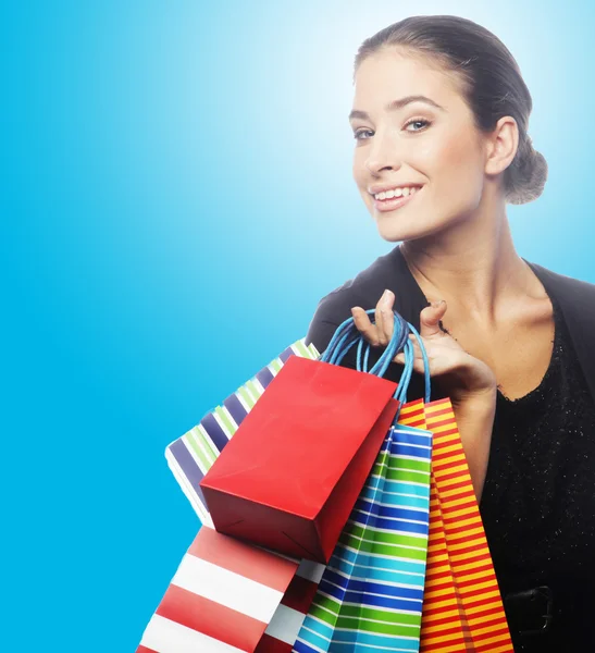 Mujer joven llevando bolsas de compras — Foto de Stock