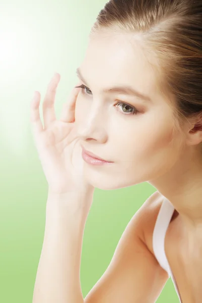 Portrait of beautiful young girl with clean skin — Stock Photo, Image