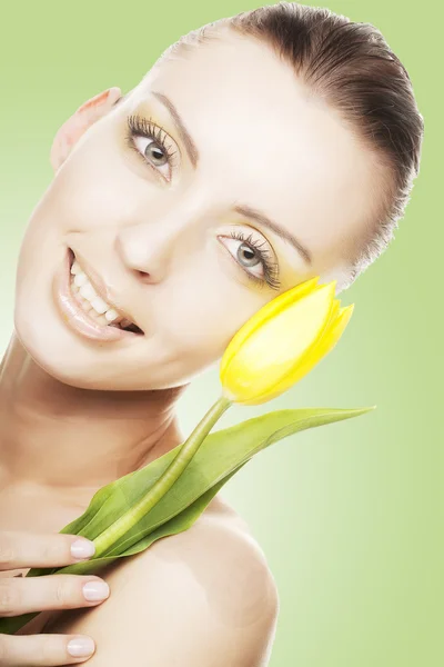 Frau mit gelbem Tulpenstrauß — Stockfoto