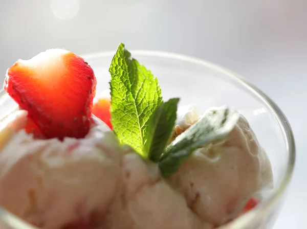 美味的新鲜草莓冰淇淋 — 图库照片