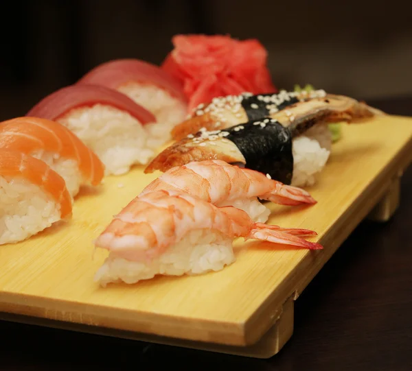 Sushi servi sur planche de bois — Photo