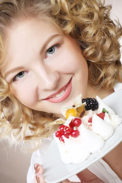 Junge Frau mit einem Kuchen — Stockfoto