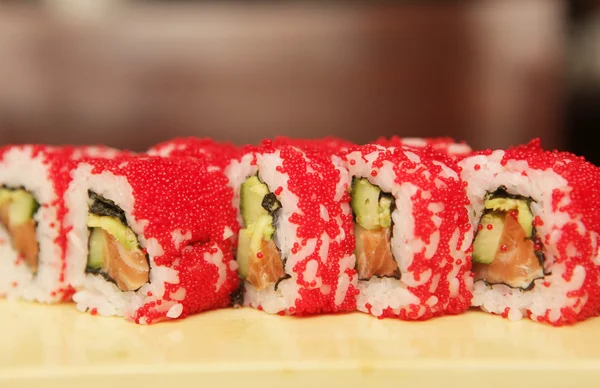 Sushi traditionnel japonais au rouleau alimentaire — Photo