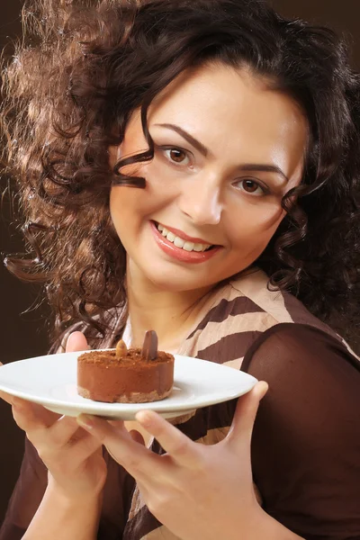 Giovane donna con una torta — Foto Stock