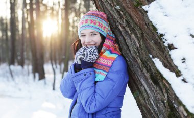 Kış parkındaki kadın