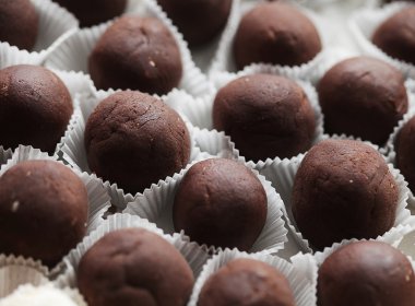 Çikolatalı pralin veya truffle kapat