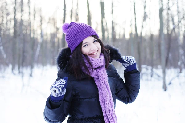 Frau im Winterpark — Stockfoto