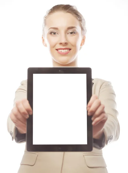 Jovem mulher de negócios mostrando tablet — Fotografia de Stock