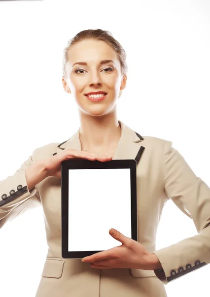 Joven mujer de negocios mostrando tableta — Foto de Stock